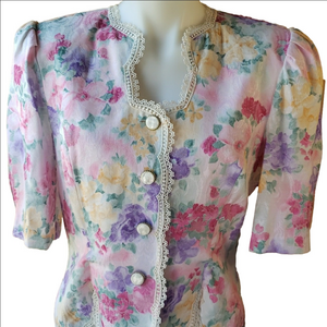 Vintage floral Tea PARTY CHIC blouse w shoulder pads lace trim pearl gold button